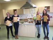 Unsere Backköniginnen aus der Klasse 9b